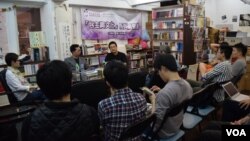 台湾传媒工作者陈奕廷最近在香港举行多场新书发布会，吸引不少香港大专学生以及中国大陆留学生参与。(美国之音汤惠芸拍摄)