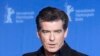 Aktor Irlandia Pierce Brosnan di Festival Film Internasional Berlinale di Berlin, Jerman, Jumat, 12 Februari 2010. (Foto: AP)