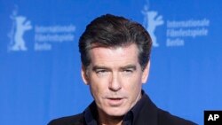 Aktor Irlandia Pierce Brosnan di Festival Film Internasional Berlinale di Berlin, Jerman, Jumat, 12 Februari 2010. (Foto: AP)