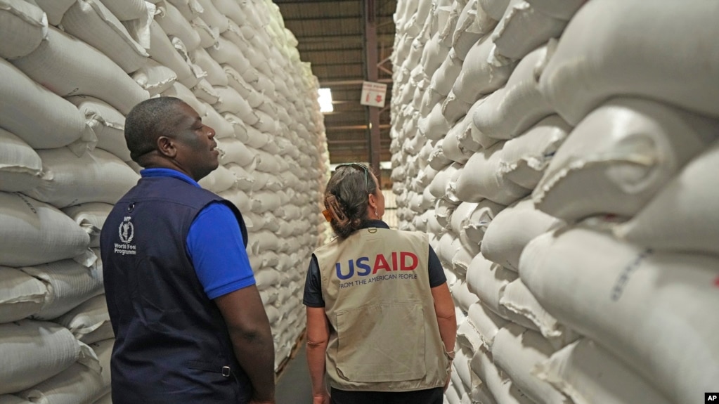 Nhân viên Cơ quan Phát triển Quốc tế Hoa Kỳ USAID và Chương trình Lương thực Thế giới WFP thăm một kho thực phẩm tại Harare, Zimbabwe, ngày 17/1/2024.