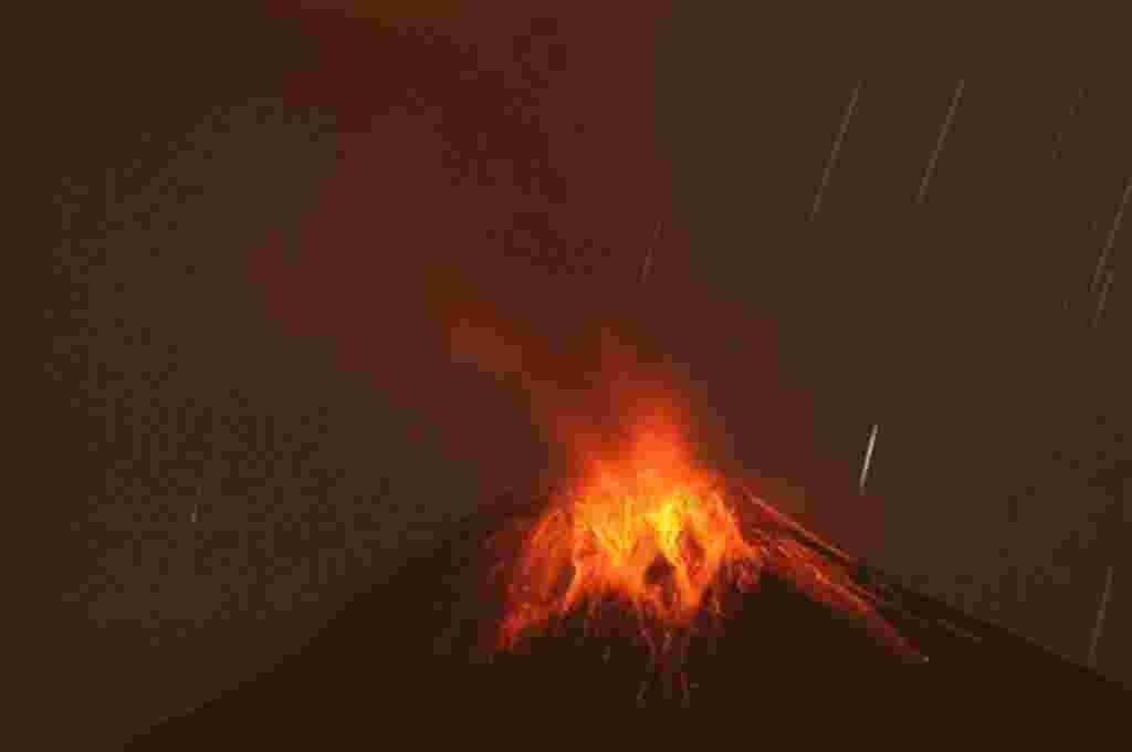 El Volcán Tungurahua arroja ceniza y piedras durante una erupción, visto desde Cotalo, Ecuador, 29 de abril 2011. El volcán Tungurahua, a 136 kilómetros al sureste de Quito, ha estado activo desde 1999.