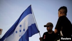 Archivo - Un manifestante sostiene la bandera de Honduras durante una protesta para conmemorar el primer aniversario de las alecciones presidenciales a las que alegan hubo fraude de parte del presidente actual. 26 de noviembre 2018.