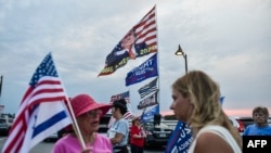 Pristalice bivšeg predsednika Donalda Trampa okupljaju se blizu njegovog imanja Mar-a-Lago na Floridi, 30. maja 2024.
