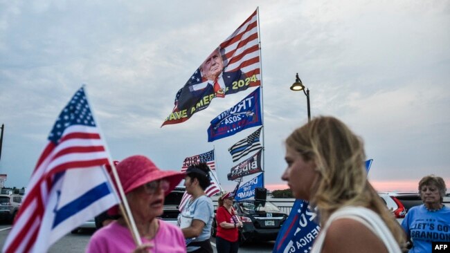 Pristalice bivšeg predsednika Donalda Trampa okupljaju se blizu njegovog imanja Mar-a-Lago na Floridi, 30. maja 2024.