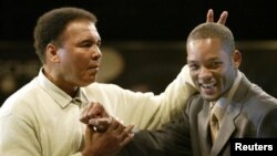 Muhammad Ali mencandai aktor Will Smith pada acara peluncuran buku 'Goat' (Greatest of all time), di gedung bersejarah tempat Ali mengalahkan Sonny Liston di Miami, 6 Desember 2003.