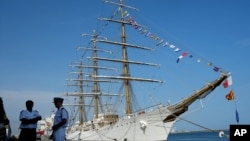 Awak kapal angkatan laut Argentina, A.R.A Libertand terlihat bersandar di pelabuhan Tema, Ghana, 11 Oktober 2012 (Foto: dok). PBB memerintahkan pemerintah Ghana untuk membebaskan kapal ini tanpa syarat dan membekali para awaknya dengan perbekalan seperlunya untuk kembali ke negaranya, Sabtu (15/12).