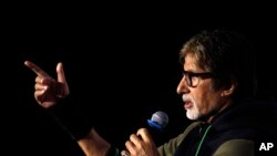 Aktor Amitabh Bachchan dalam sebuah konferensi pers di Mumbai, India, 14 Agustus 2015.