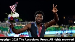 El velocista Noah Lyles celebra tras ganar la competición nacional de EE. UU. en Eugene, Oregon, en junio de 2021.