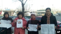 湖北访民蔡福先(戴帽)年三十带领访民在北京南站呼喊口号，被警察带走，被几十访民虎口夺人。