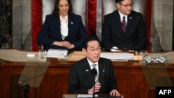 Perdana Menteri Jepang, Fumio Kishida memberikan pidato di depan anggota Kongres AS di Washington, DC, hari Kamis (11/4). 