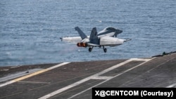 美国和以色列星期六(2026年2月28日)对伊朗发动了代号为“史诗狂怒”(Epic Fury)的重大军事行动。美国中央司令部发布的一张照片显示，一架战斗机正从航母起飞。