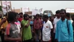 পশ্চিমবঙ্গের বীরভূমে আদিবাসীদের পথ অবরোধ কর্মসূচী