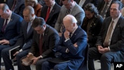 El presidente Joe Biden, desde la izquierda, con el líder de la minoría de la Cámara de Representantes, Hakeem Jeffries, y el presidente de la Cámara de Representantes, Mike Johnson, oran durante el Desayuno Nacional de Oración, el 1 de febrero, en el Capitolio de Washington.