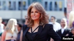 ARCHIVO - La actriz Raquel Welch durante un evento con motivo del final de la 9ª temporada de 'American Idol' en Los Ángeles, EEUU, en mayo de 2010.