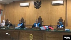 Keterangan foto : Sidang putusan gugatan WALHI Sumut terhadap SK Gubernur tentang perubahan izin lingkungan PLTA Batang Toru di PTUN Medan, Senin (4/3). (Foto: VOA/Anugrah Andriansyah).