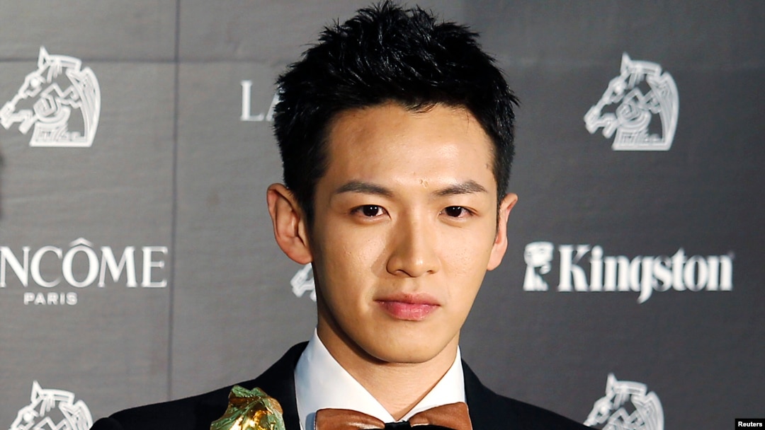 Aktor Taiwan Kai Ko saat memenangkan penghargaan sebagai aktor terbaik untuk film "You Are the Apple of My Eye" dalam festival film Golden Horse di Hsinchu, Taiwan. (Foto: Dok)