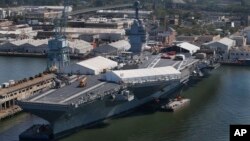 Kapal perang AS USS Gerald R. Ford di pelabuhan pembangunan kapal di Newport News, Virginia. (Foto: Dok)