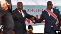 Félix Tshisekedi (droite) et Joseph Kabila lors de la cérémonie d'investiture de M. Tshisekedi, à Kinshasa, le 24 janvier 2019.