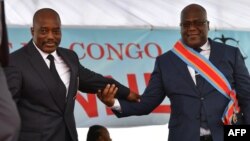 Président Joseph Kabila, na loboko ya mwasi, apesi mbote na mokitani na ye Félix Tshisekedi, na Palais de la nation, Kinshasa, 25 janvier 2018.