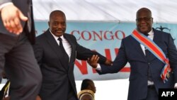 Président Joseph Kabila, na loboko ya mwasi, apesi mbote na mokitani na ye Félix Tshisekedi, na Palais de la nation, Kinshasa, 25 janvier 2018.