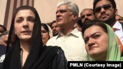 Maryam Nawaz (depan kiri), isteri Safdar putri mantan perdana menteri Pakistan Nawaz Sharif, di Pengadilan Islamabad. (Foto: dok).