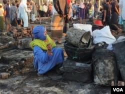 Rohingya refugees savage their belongings at the Cox’s Bazar camp in the aftermath of a devastating fire that killed two people and left thousands homeless, Dec. 24, 2024. (Md. Jamal for VOA)