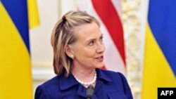 US Secretary of State Hillary Clinton speaks during a press conference in Kiev, 02 Jul 2010.