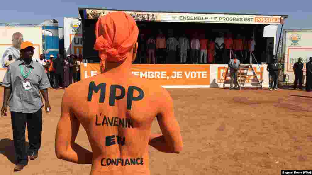 Un supporter au corps de Rock Marc Christian Kaboré, lors d&rsquo;un meeting lundi 23 novembre 2015 dans la ville de Saaba, dans la banlieue de Ouagadougou. (VOA/Bagassi Koura)