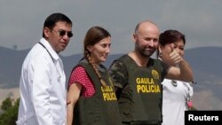 Los liberados Ángel Fernandez Sanchez y Maria Concepcion Marlaska, fueron llevados al Hospital Militar en Bogotá para una evaluación médica.