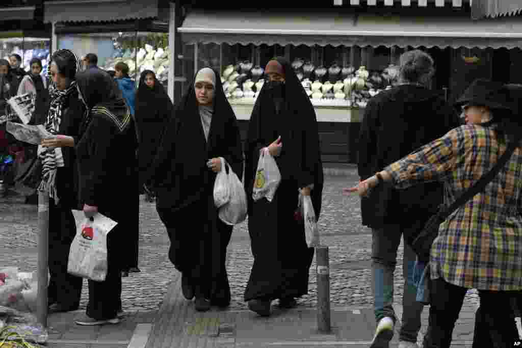 یک بازار در تهران در آستانه نوروز