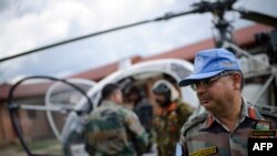 Des soldats de la Force pour la Mission de stabilisation des Nations Unies au Congo (MONUSCO) photographiés devant un hélicoptère des Nations Unies à Bunagana, Nord-Livu, le 19 mai 2012.