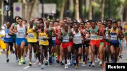 Des marathoniens dans les rues de Londres, le 6 août 2017.