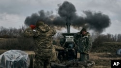 ইউক্রেনের সেনারা বাখুমুতে রুশ অবস্থানের উদ্দেশ্যে হাউইটজারের গোলা ছুঁড়ছে (ডনেটস্ক, ইউক্রেন, ৭ মার্চ, ২০২৩) 