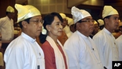 ပြည်သူ့လွှတ်တော်အစည်းအဝေး တက်ရောက်နေသည့် ဒေါ်အောင်ဆန်းစုကြည်။ ဇူလိုင် ၁၇၊ ၂၀၁၃