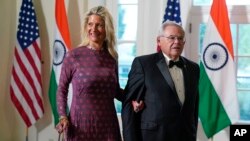 Сенатор Роберт Менендес и его жена Надин Менендес перед ужином с президентом Джо Байденом и премьер-министром Индии Нарендрой Моди в Белом доме, 22 июня 2023 года,