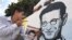 Nghệ sĩ Levi Ponce với dự án vẽ tranh trên tường để tưởng niệm nhà báo Daniel Pearl ở tp Los Angeles, California, ngày 23/5/2015. (Photo by MARK RALSTON / AFP)