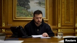 볼로디미르 젤렌스키 우크라이나 대통령이 집무실에서 통화하고 있다. (자료사진)