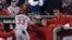 Daniel Descalso, de los Cardenales de San Luis, es felicitado por sus compañeros luego de anotar durante el séptimo inning del segundo juego de la Serie Mundial.