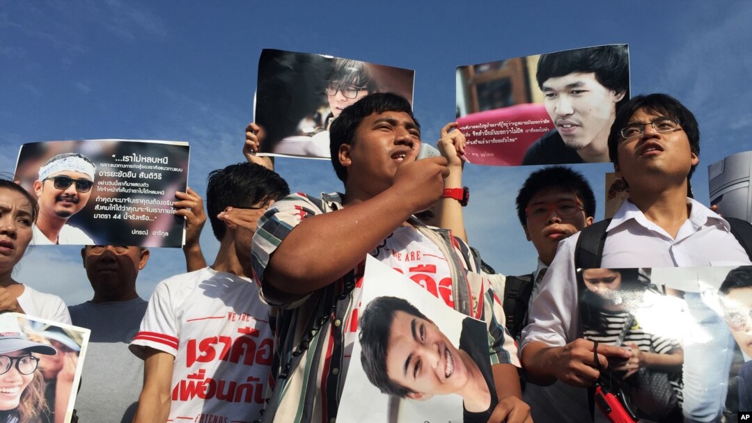 Pendukung 14 mahasiswa yang ditahan di luar pengadilan militer di Bangkok, Thailand, 7 Juli 2015.