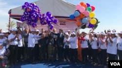 Workers, civil society groups, representatives of Foreign Embassies in Cambodia, and community members celebrate the 71st International Human Rights Day at Freedom Park, Phnom Penh, on Dec. 10, 2019. (Kann Vicheika/VOA Khmer)