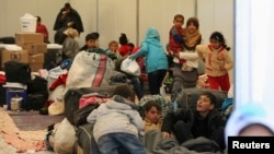 Syrian refugees wait to register their names after their arrival at the Al Zaatri refugee camp in the Jordanian city of Mafraq, near the border with Syria, March 6, 2013. 