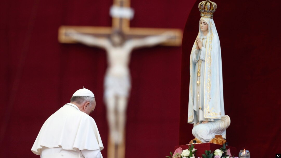 El papa Francisco reza ante la Virgen de Fátima en la Basílica de San Pedro en octubre de 2013.
