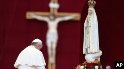 El papa Francisco reza ante la Virgen de Fátima en la Basílica de San Pedro en octubre de 2013.