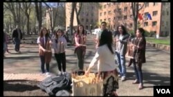 Mahasiswa Indonesia di Portland perkenalkan angklung.