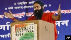 Guru Yoga India, Baba Ramdev saat berpidato di depan para pendukungnya dalam protes anti-korupsi di New Delhi, India (12/8).