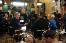 Donald Trump habla con el anfitrión Joe Scarborough, cuando era candidato presidencial, en una aparición en el programa de televisión por cable Morning Joe de MSNBC en Java Joe's CoffeeHouse en Des Moines, Iowa, 15 de enero de 2016.