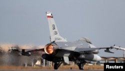 Винищувач F-16 ВПС США злітає з авіабази під час багатонаціональних повітряних навчань CRUZEX, у Бразилії, 21 листопада 2018. REUTERS/Пауло Вітакер