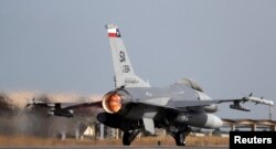 Jet tempur F-16 Angkatan Udara AS lepas landas dari pangkalan udara Natal, Brazil, 21 November 2018. (Foto: REUTERS/Paulo Whitaker)