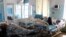 Warga Afghanistan berbaring di tempat tidur di sebuah rumah sakit setelah mereka terluka dalam serangan mematikan di luar bandara di Kabul, Afghanistan, Jumat, 27 Agustus 2021. (Foto: AP)
