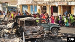 Des résidents regardent les dégâts fait par un attentat, à Mogadiscio, le 14 octobre 2017.